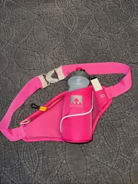 Nathan water belt bag with water bottle.